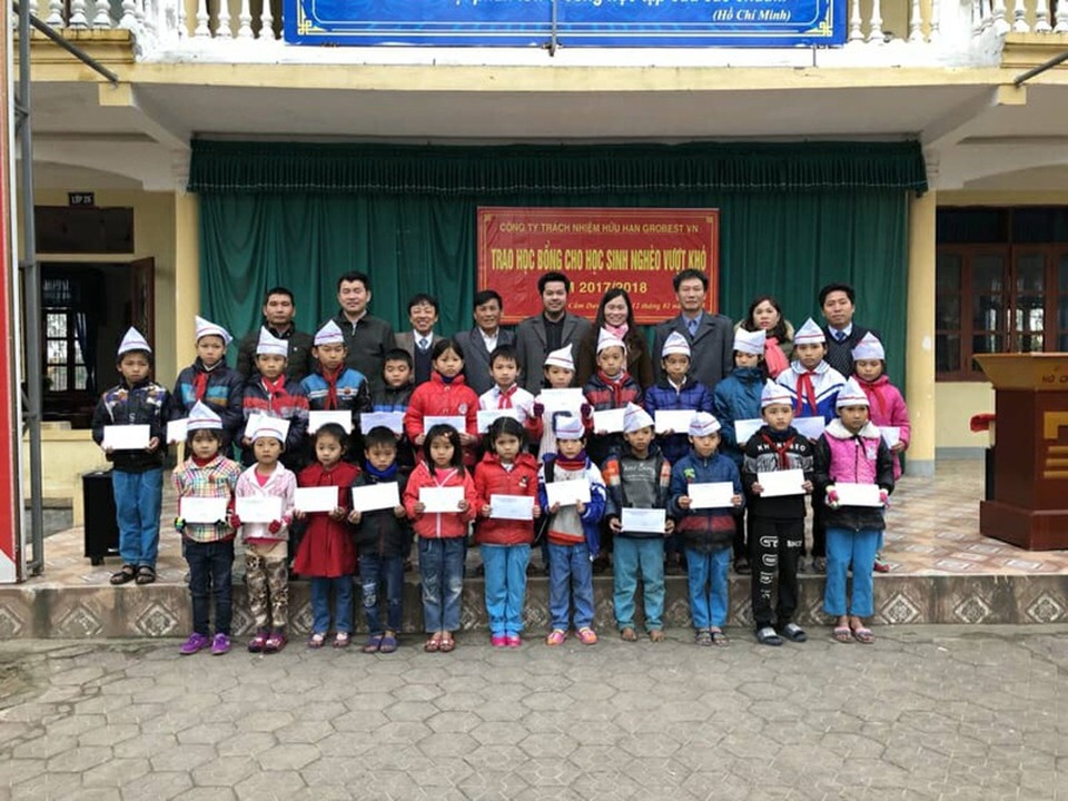 Grobest Việt Nam trao 230 suất học bổng đến học sinh nghèo Hà Tĩnh - 5 Đại diện đơn vị trao học bổng, đại diện đơn vị đồng hành chụp ảnh lưu niệm với giáo viên, học sinh Trường Tiểu học Cẩm Dương.