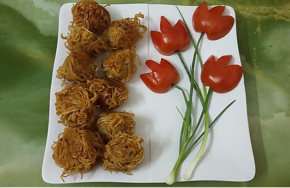 Mâm cơm gây sốt “đẹp chẳng nỡ ăn” của 9x Phú Thọ - 16 Trang cho biết, dù chưa kết hôn nhưng cô rất thích mẫu người phụ nữ của gia đình và muốn tự mình vào bếp nấu các món ăn cho mọi người thưởng thức. “Mỗi lần thấy mọi người ăn ngon miệng và khen món ăn nấu ngon em lại rất hạnh phúc và có động lực để dành thời gian nấu nướng nhiều hơn”, Trang nói.