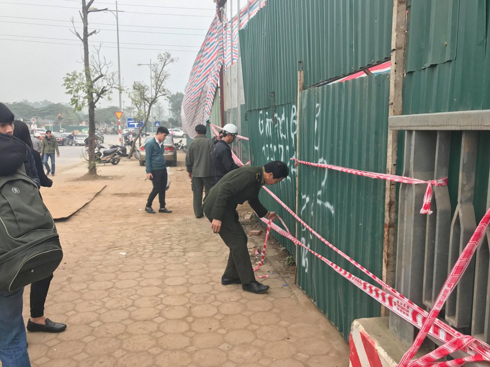 Vụ sập giàn giáo 6 người thương vong: 3 người tử vong cùng quê Yên Bái - 2
Hiện trường vẫn đang được phong tỏa.