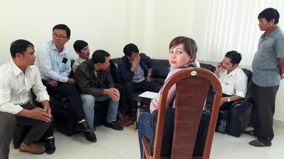 Đắk Lắk: Hàng chục thí sinh yêu cầu hủy kết quả cuộc thi công chức cấp xã bị lộ đề! - 2 Những nhân viên công tác lâu năm tại các UBND xã kéo nhau lên Sở Nội vụ để mong được xem xét