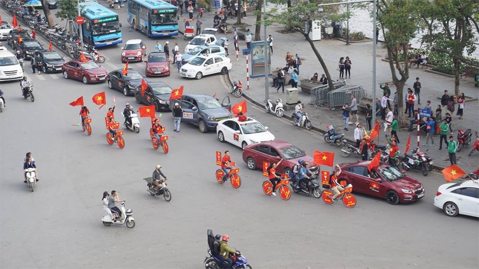 Hàng triệu người vỡ òa sau loạt đá luân lưu của U23 Việt Nam - 41
Một đoàn diễu hành cổ vũ ở Hồ Gươm (Ảnh: Nguyễn Dương)