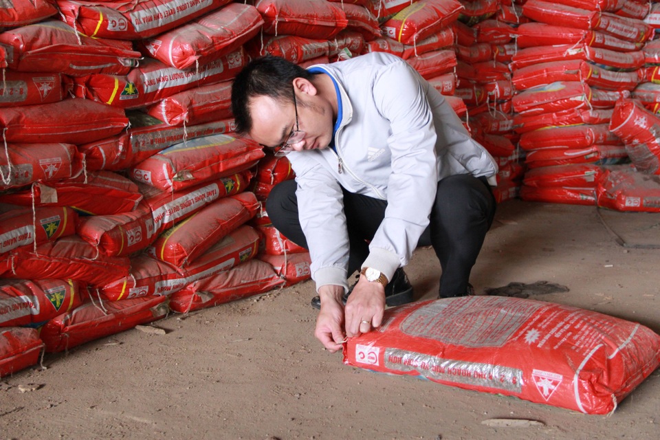 Tiêu hủy gần 200 tấn phân bón kém chất lượng - 1 Gần 200 tấn phân bón kém chất lượng, hết hạn dùng bị tiêu hủy