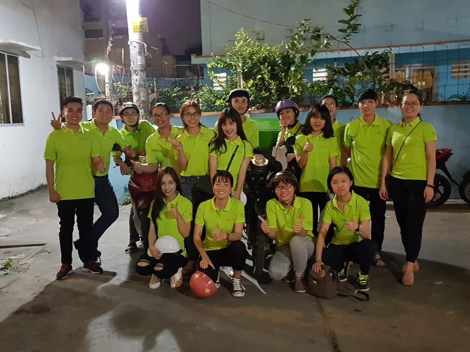 Ra mắt ngân hàng thực phẩm cho người nghèo - 4 Đội tình nguyện Foodbank Việt Nam đi phát cháo cho người vô gia cư đang sinh sống lang thang trên vỉa hè, gầm cầu và người nghèo mưu sinh đêm ở TPHCM