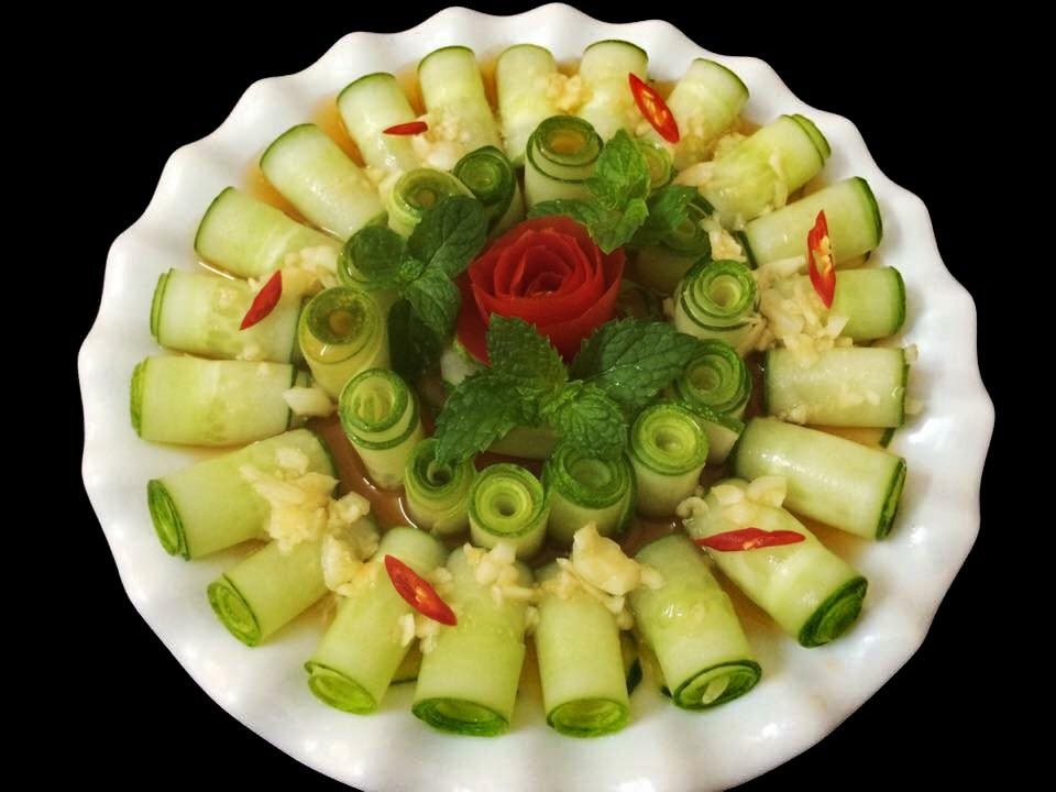 Mâm cơm gây sốt “đẹp chẳng nỡ ăn” của 9x Phú Thọ - 7 Món nộm dưa chuột được thái lát mỏng, tẩm ướp gia vị và trình bày hấp dẫn