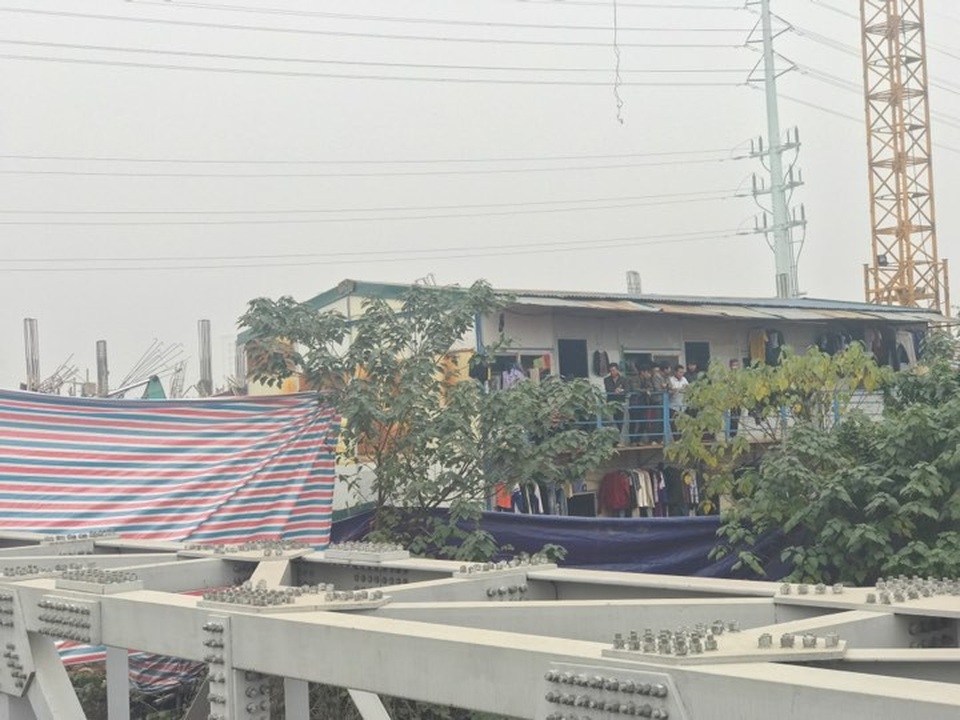Sập giàn giáo ở Hà Nội, 6 người thương vong - 7
Khu nhà ở của các công nhân ở ngay gần hiện trường vụ tai nạn. Sáng nay, rất đông các công nhân nghỉ làm, bàng hoàng sau vụ tai nạn thương tâm.