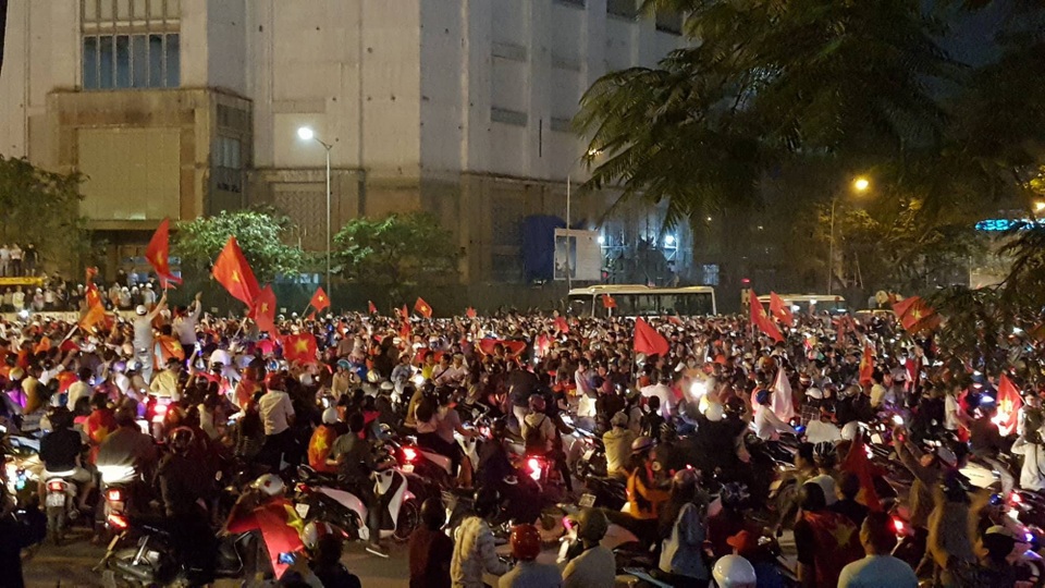 Mọi ngả đường tê liệt sau chiến thắng "không tưởng" của U23 Việt Nam - 40 Mọi ngả đường tê liệt sau chiến thắng "không tưởng" của U23 Việt Nam - 40