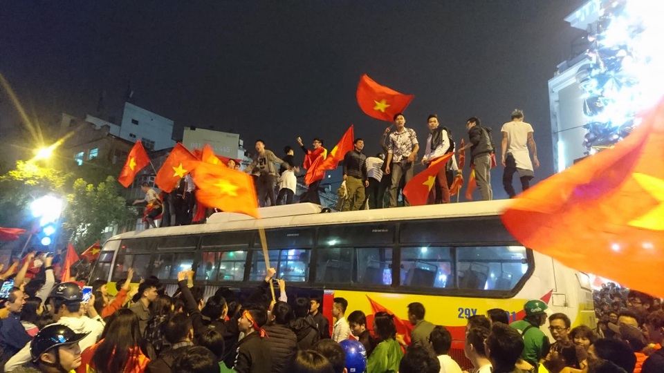 Khu vực Hồ Gươm "nghẹt thở" sau kỳ tích của U23 Việt Nam - 20 Khu vực Hồ Gươm "nghẹt thở" sau kỳ tích của U23 Việt Nam - 20