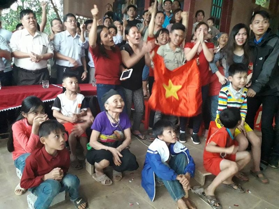 Hơn 2 giờ “nghẹt thở” tại gia đình thủ thành Bùi Tiến Dũng - 1 Hàng trăm người từ khắp nơi trong huyện Ngọc Lặc đến và cổ vũ đội tuyển U23 Việt Nam tại gia đình thủ thành Tiến Dũng, ở làng Bào, xã Phúc Thịnh, huyện Ngọc Lặc (Thanh Hóa)