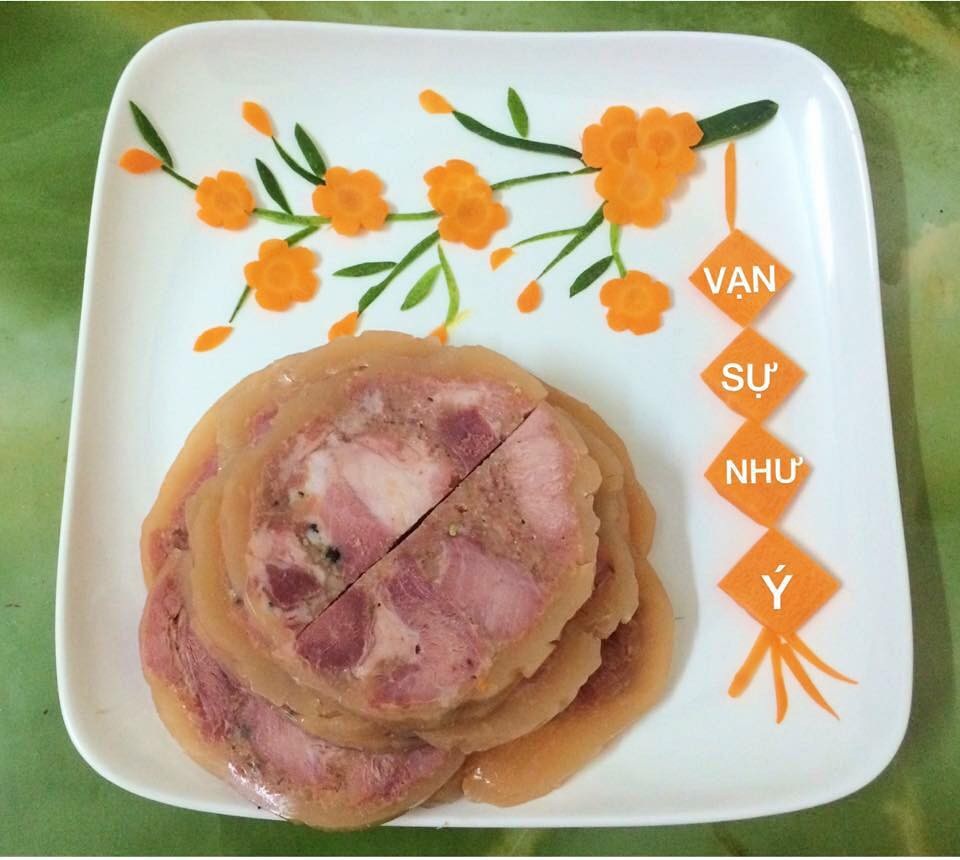 Mâm cơm gây sốt “đẹp chẳng nỡ ăn” của 9x Phú Thọ - 3 Không chỉ tỉ mỉ trong việc chế biến, Trang còn chú trọng, học hỏi cách trang trí món ăn sao cho bắt mắt, hấp dẫn nhất. Thường thì 9x này dành khoảng 30-45 phút cho bữa tối.