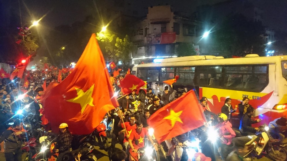 Khu vực Hồ Gươm "nghẹt thở" sau kỳ tích của U23 Việt Nam - 28 Khu vực Hồ Gươm "nghẹt thở" sau kỳ tích của U23 Việt Nam - 28