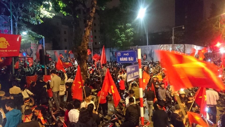 Khu vực Hồ Gươm "nghẹt thở" sau kỳ tích của U23 Việt Nam - 29 Khu vực Hồ Gươm "nghẹt thở" sau kỳ tích của U23 Việt Nam - 29