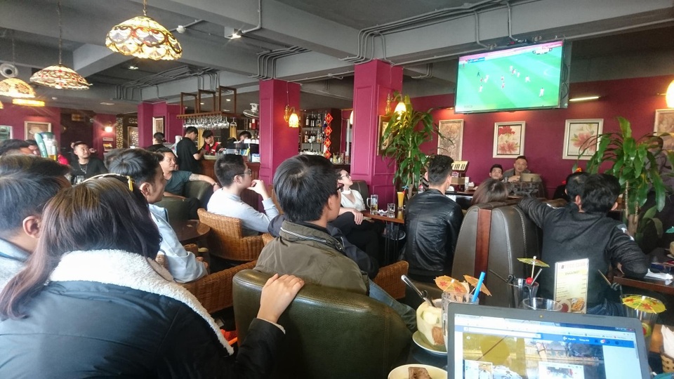 Hàng triệu người vỡ òa sau loạt đá luân lưu của U23 Việt Nam - 38
Một quán cà phê Bờ Hồ kín khách (Ảnh: Nguyễn Dương)
