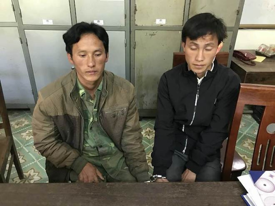 Chồng cùng 2 con trai lao vào chém công an để cứu vợ đang bị bắt truy nã - 1 Hai anh em Xồng và Khù theo cha đi giải cứu mẹ đã bị công an bắt giữ.