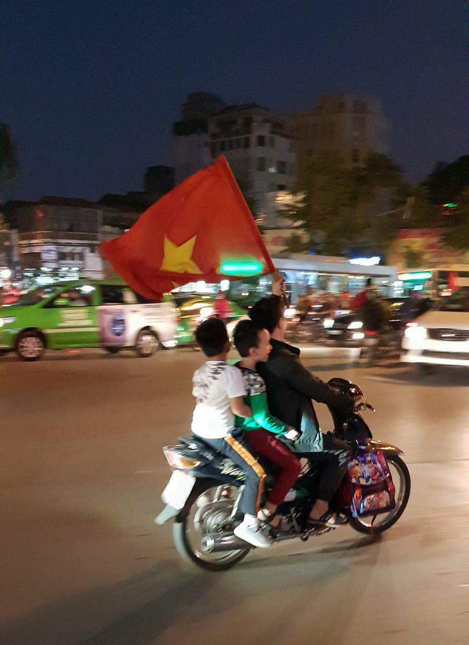 Mọi ngả đường tê liệt sau chiến thắng "không tưởng" của U23 Việt Nam - 43
Hai em nhỏ được bố đón đi học về và mua cờ hòa luôn vào dòng người ăn mừng chiến thắng. (Ảnh: Trần Thanh)