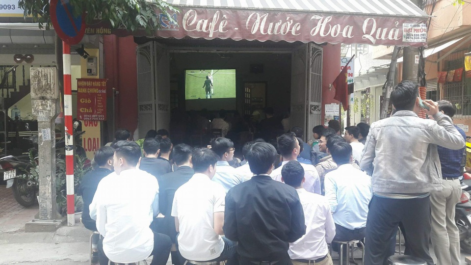 Hàng triệu người vỡ òa sau loạt đá luân lưu của U23 Việt Nam - 37
15h, trận đấu bắt đầu, không khí ngoài đường lắng xuống, nhường cho sự sôi động, háo hức và hồi hộp trước màn hình. Trong ảnh là một nhóm người hâm mộ tập trung tại quán cà phê trên phố Nguyên Hồng. (Ảnh: Tiến Nguyên)