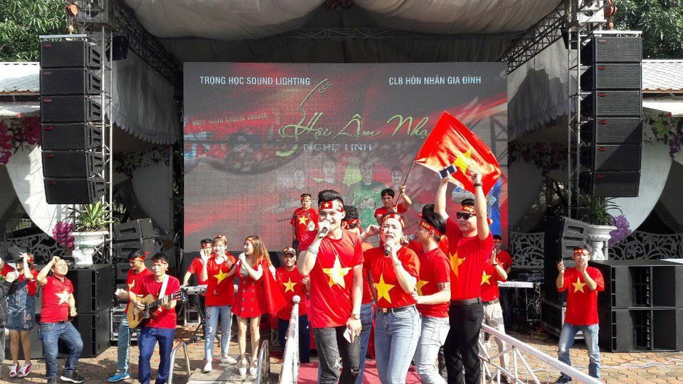 Hàng triệu người vỡ òa sau loạt đá luân lưu của U23 Việt Nam - 43
Trung tâm Văn hóa Lao động tỉnh Nghệ An và CLB Gia đình tổ chức cho các cổ động viên Nghệ An (Ảnh: Nguyễn Duy)