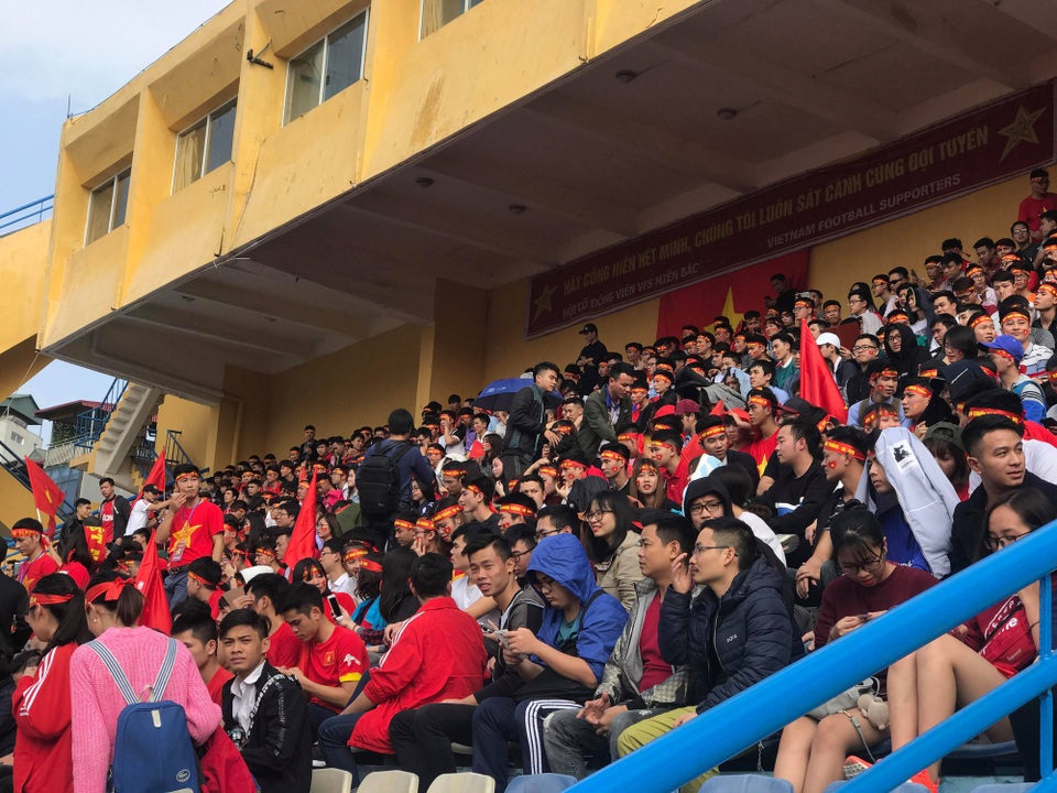 Hàng triệu người vỡ òa sau loạt đá luân lưu của U23 Việt Nam - 44
Hơn 14h, sân Hàng Đẫy (Hà Nội) chật cứng cổ động viên. Họ tới đây để cùng cổ vũ cho các tuyển thủ nước nhà dù chỉ được xem qua màn hình led. (Ảnh: Trần Thanh)