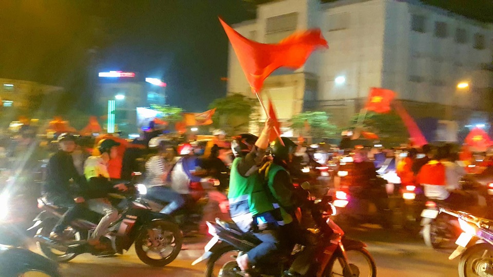 Mọi ngả đường tê liệt sau chiến thắng "không tưởng" của U23 Việt Nam - 24 Mọi ngả đường tê liệt sau chiến thắng "không tưởng" của U23 Việt Nam - 24