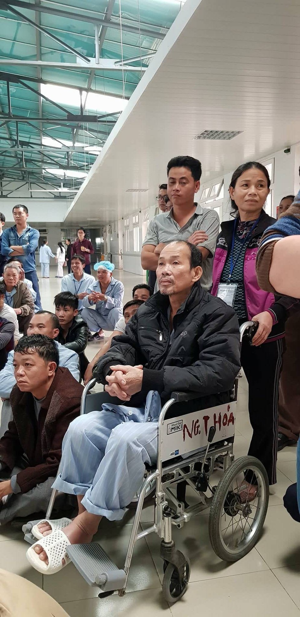 Hàng triệu người vỡ òa sau loạt đá luân lưu của U23 Việt Nam - 22
Bệnh nhân và người nhà bệnh nhân tại Bệnh viện đa khoa Nghệ An buồn bã sau khi đội Việt Nam phải nhận án phạt penalty. (Ảnh: Nguyễn Duy)