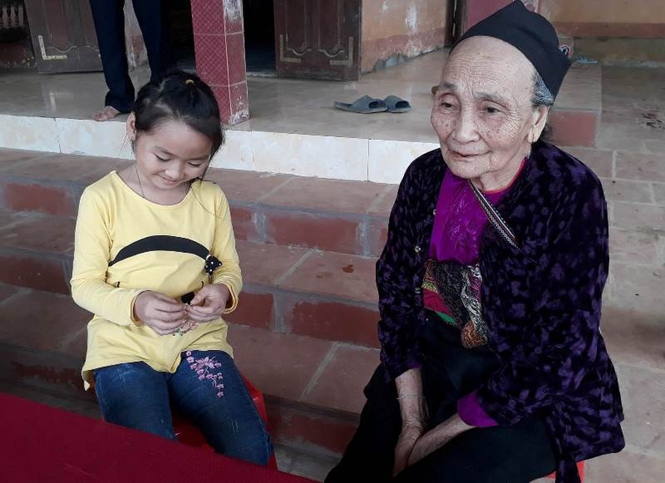 Không khí "nóng" dần lên tại gia đình thủ môn Bùi Tiến Dũng - 5 Bà Phạm Thị Giáp (75 tuổi) - bà nội của thủ thành Tiến Dũng hồi hộp trước trận đấu của cháu trai mình