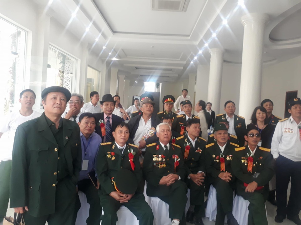 Hàng triệu người vỡ òa sau loạt đá luân lưu của U23 Việt Nam - 30
Các cựu chiến binh căng thẳng theo dõi trận đấu. Mặc dù rất mệt sau chặng đường dài từ sân bay Tà Cơn (Hướng Hóa, Quảng Trị) về TP Đông Hà nhưng các bác chưa vội về nghỉ ngơi mà tập trung lại sảnh khách sạn để cổ vũ cho đội U23 Việt Nam (Ảnh: Hoàng Lam)