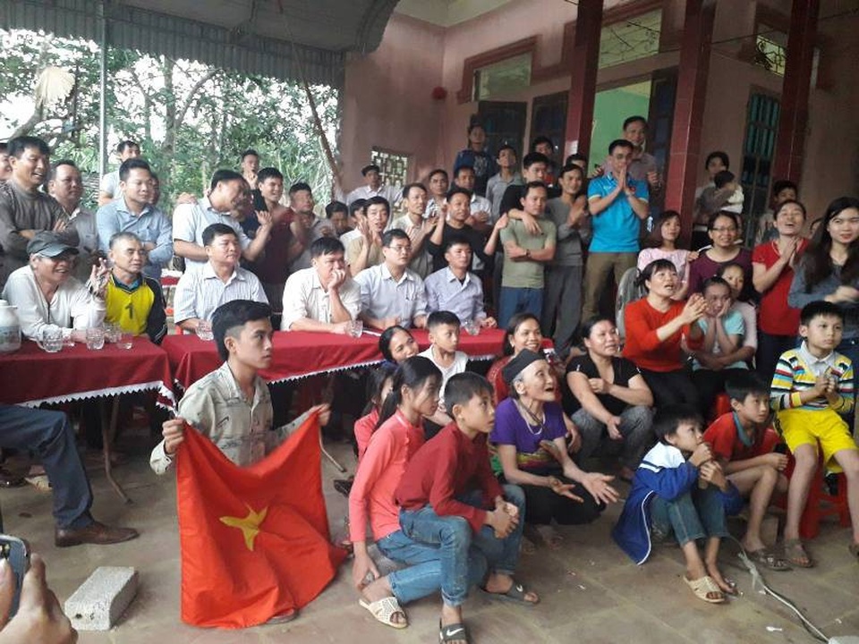 Hơn 2 giờ “nghẹt thở” tại gia đình thủ thành Bùi Tiến Dũng - 4
Những con tim hồi hộp dõi theo từng giây phút, từng đường bóng lăn. Mỗi lần đội bạn có bóng, tất cả những người có mặt trước màn hình tivi đều hồi hộp và căng thẳng.