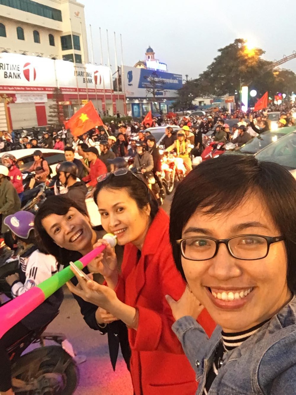Mọi ngả đường tê liệt sau chiến thắng "không tưởng" của U23 Việt Nam - 47
CĐV Nghệ An (Ảnh: Hoàng Lam)