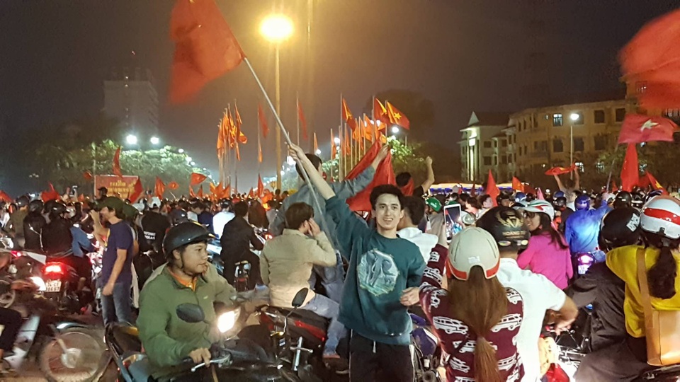 Mọi ngả đường tê liệt sau chiến thắng "không tưởng" của U23 Việt Nam - 41 Mọi ngả đường tê liệt sau chiến thắng "không tưởng" của U23 Việt Nam - 41