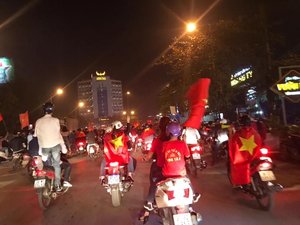 Mọi ngả đường tê liệt sau chiến thắng "không tưởng" của U23 Việt Nam - 34
Rực đỏ ở thành Vinh (Ảnh: Nguyễn Duy)