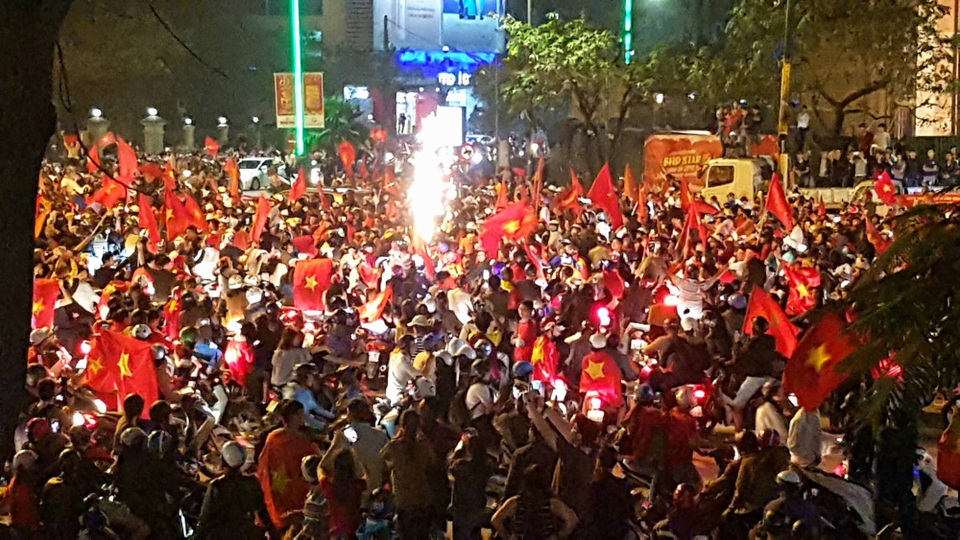 Mọi ngả đường tê liệt sau chiến thắng "không tưởng" của U23 Việt Nam - 27
19h05, 2 quả pháo sáng đã được đốt lên tại ngã 6 Hùng Vương (TP Huế) (Ảnh: Đại Dương)