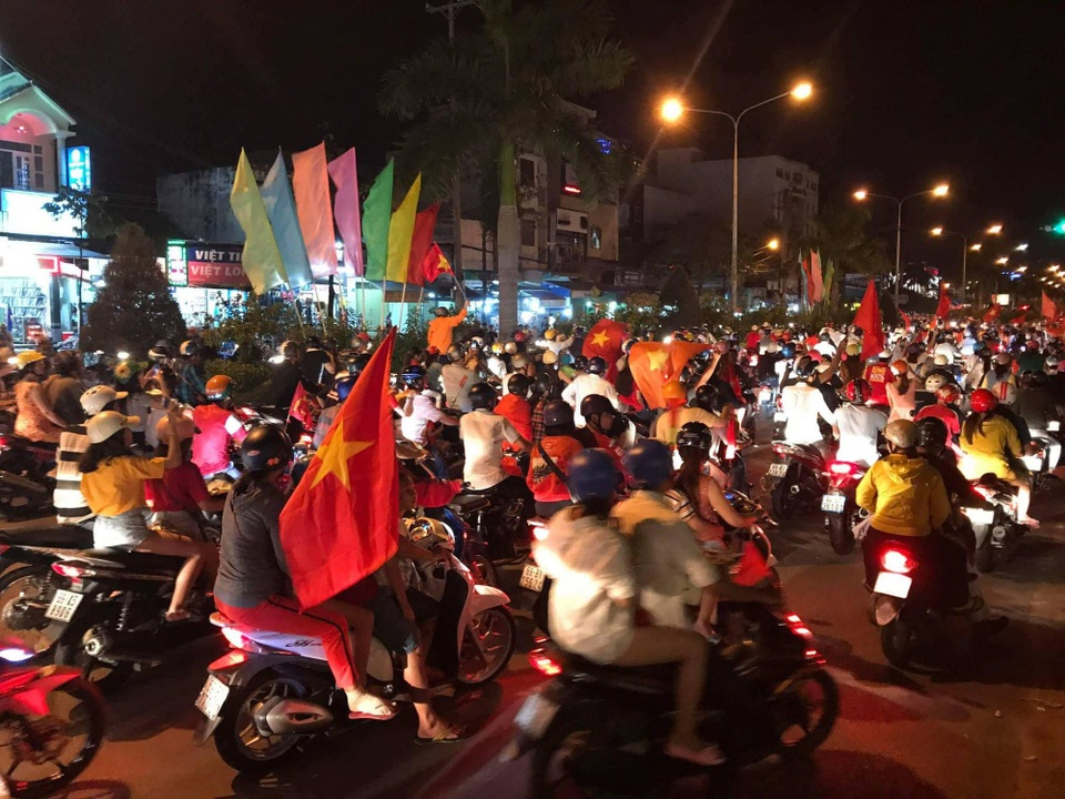 Mọi ngả đường tê liệt sau chiến thắng "không tưởng" của U23 Việt Nam - 12
19h20, TP Cần Thơ cũng rực sắc đỏ và ngập tiếng hò reo. (Ảnh: Phạm Tâm)