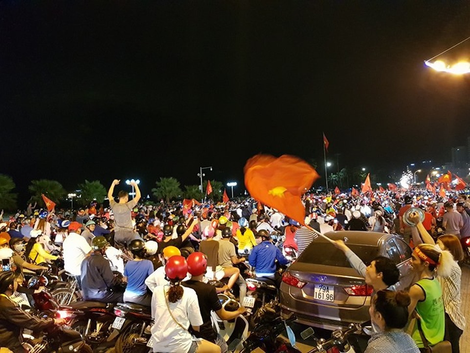 Mọi ngả đường tê liệt sau chiến thắng "không tưởng" của U23 Việt Nam - 32 Mọi ngả đường tê liệt sau chiến thắng "không tưởng" của U23 Việt Nam - 32