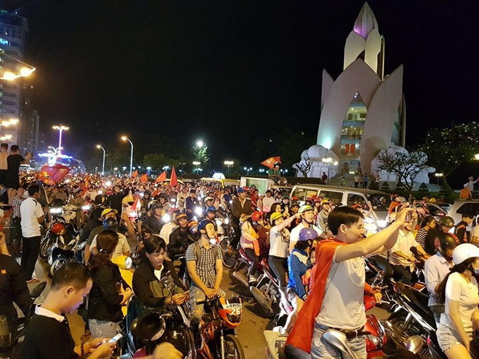 Mọi ngả đường tê liệt sau chiến thắng "không tưởng" của U23 Việt Nam - 33
Người hâm mộ Nha Trang không kém phần phấn khích (Ảnh: Viết Hảo)