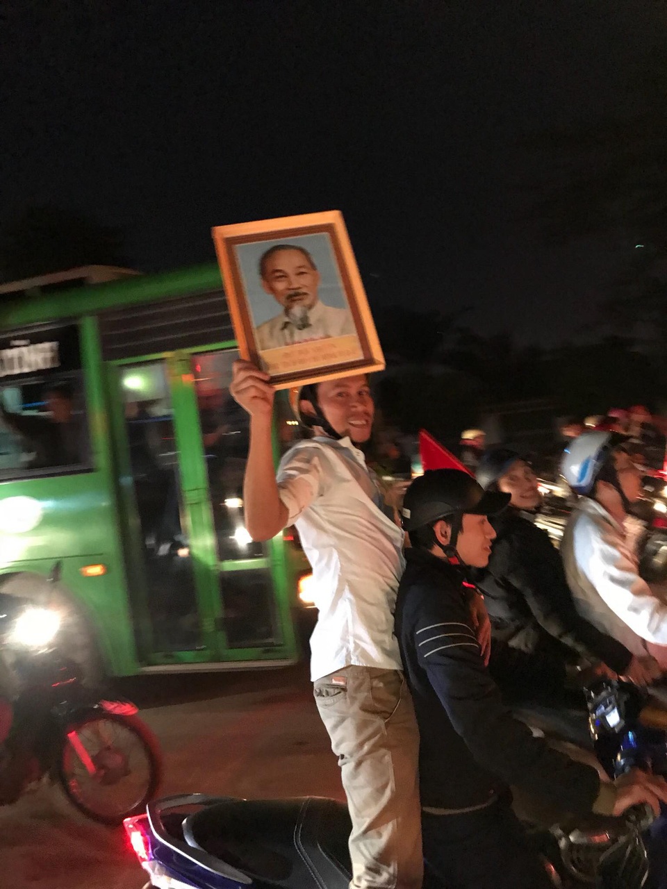 Mọi ngả đường tê liệt sau chiến thắng "không tưởng" của U23 Việt Nam - 39
Chuẩn bị cả ảnh Bác Hồ để ăn mừng chiến thắng. (Ảnh: Nguyễn Duy)