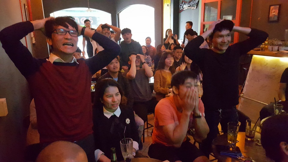 Hàng triệu người vỡ òa sau loạt đá luân lưu của U23 Việt Nam - 16
Cầu nguyện và quá tiếc nuối sau khi bỏ lỡ pha đá phạt gián tiếp
