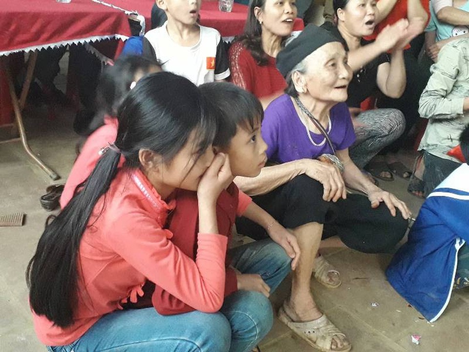 Hơn 2 giờ “nghẹt thở” tại gia đình thủ thành Bùi Tiến Dũng - 5 Bà nội của thủ thành Tiến Dũng theo dõi cháu mình và các đồng đội thi đấu