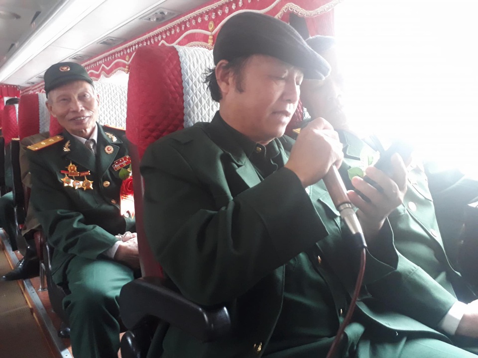 Hàng triệu người vỡ òa sau loạt đá luân lưu của U23 Việt Nam - 29
Cựu chiến binh Nghệ An đọc tường thuật trận đấu trên báo bằng micro cho cả xe nghe khi đang về thăm chiến trường xưa. (Ảnh: Hoàng Lam)