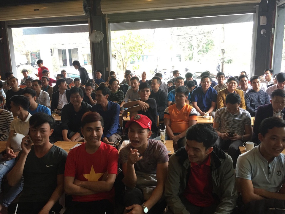 Hàng triệu người vỡ òa sau loạt đá luân lưu của U23 Việt Nam - 21
Một điểm cà phê bóng đá không còn chỗ trống ở Quảng Trị (Ảnh: Đăng Đức)
