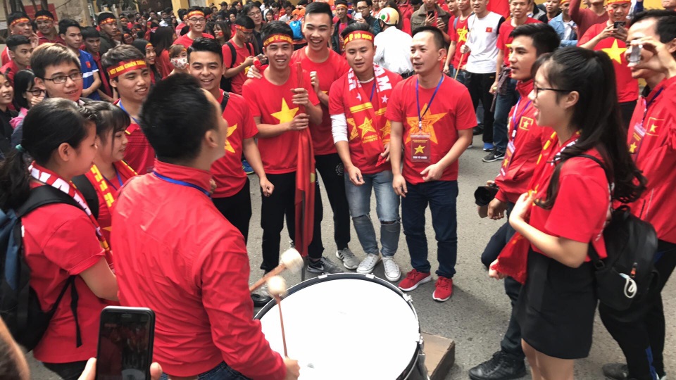 Hàng triệu người vỡ òa sau loạt đá luân lưu của U23 Việt Nam - 45
Một nhóm cổ động viên Hà Nội tập trung từ rất sớm tại sân vận động Hàng Đẫy.