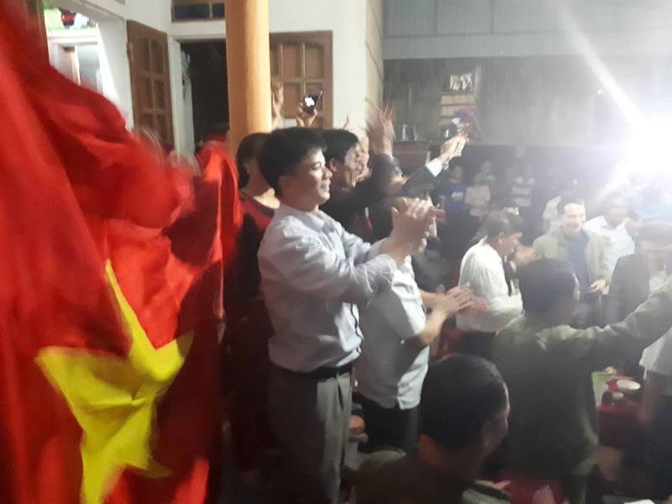 Hơn 2 giờ “nghẹt thở” tại gia đình thủ thành Bùi Tiến Dũng - 6 Những tiếng vỗ tay vang dội sau mỗi pha bóng đẹp của đội tuyển U23 Việt Nam