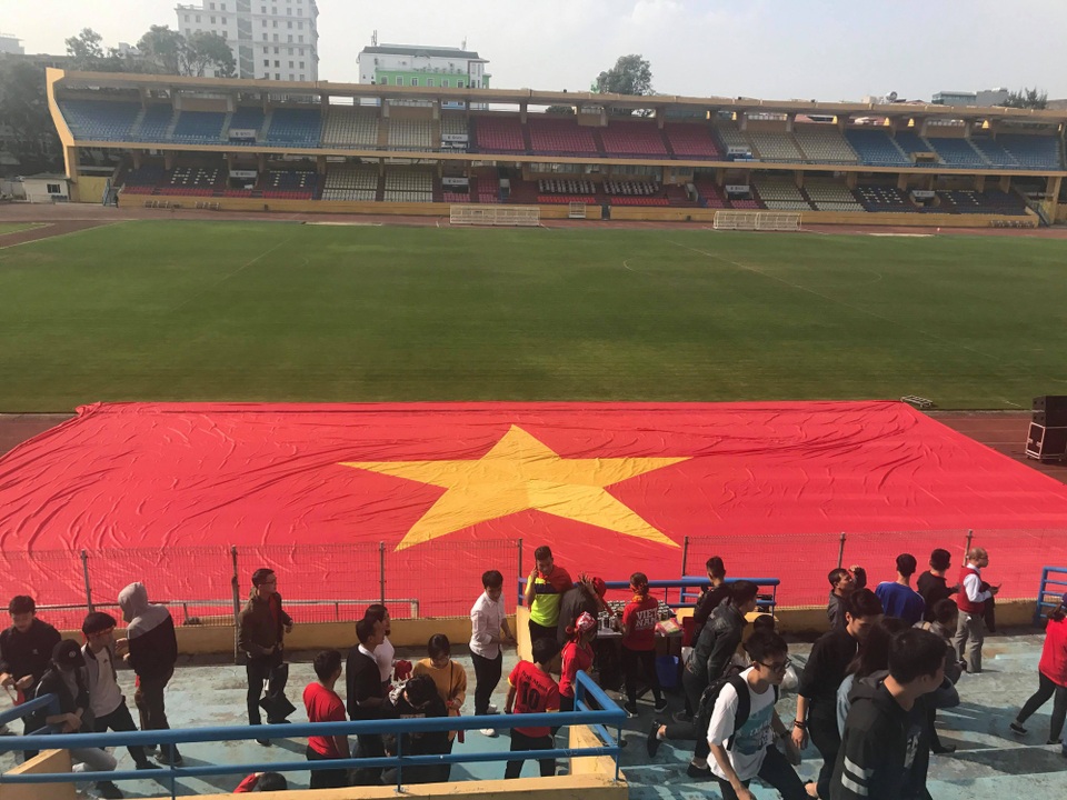 Hàng triệu người vỡ òa sau loạt đá luân lưu của U23 Việt Nam - 46
Một lá cờ đỏ sao vàng lớn được đặt tại svđ Hàng Đẫy (Ảnh: Trần Thanh)