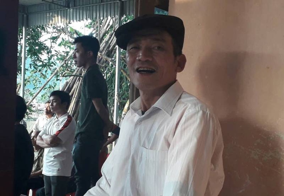 Hơn 2 giờ “nghẹt thở” tại gia đình thủ thành Bùi Tiến Dũng - 2
Ông Bùi Văn Khánh (bố thủ thành Bùi Tiến Dũng) như đứng ngồi không yên suốt trận đấu. Chưa bao giờ ông cảm thấy căng thẳng và hồi hộp tột độ như thế này...