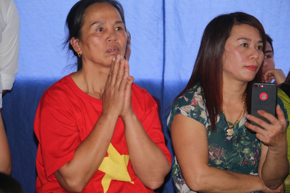 Hàng triệu người vỡ òa sau loạt đá luân lưu của U23 Việt Nam - 17
Bà Dương Thị Hường (mẹ của Trung vệ Tiến Dũng) chắp tay cầu nguyện cho đội tuyển U23 Việt Nam. (Ảnh: Xuân Sinh)