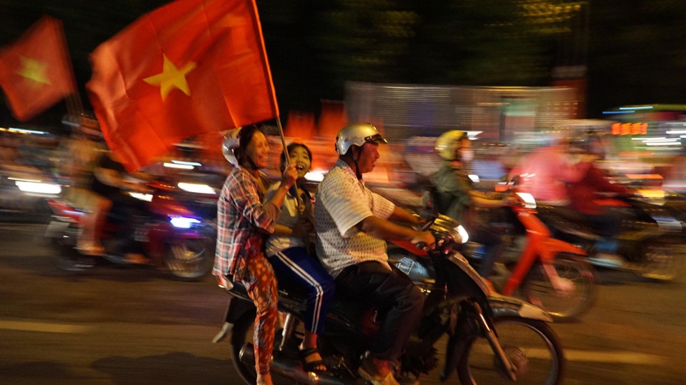 Mọi ngả đường tê liệt sau chiến thắng "không tưởng" của U23 Việt Nam - 3
Một gia đình CĐV kiểu mẫu ở Sài Gòn (Ảnh: Phú Thọ)
