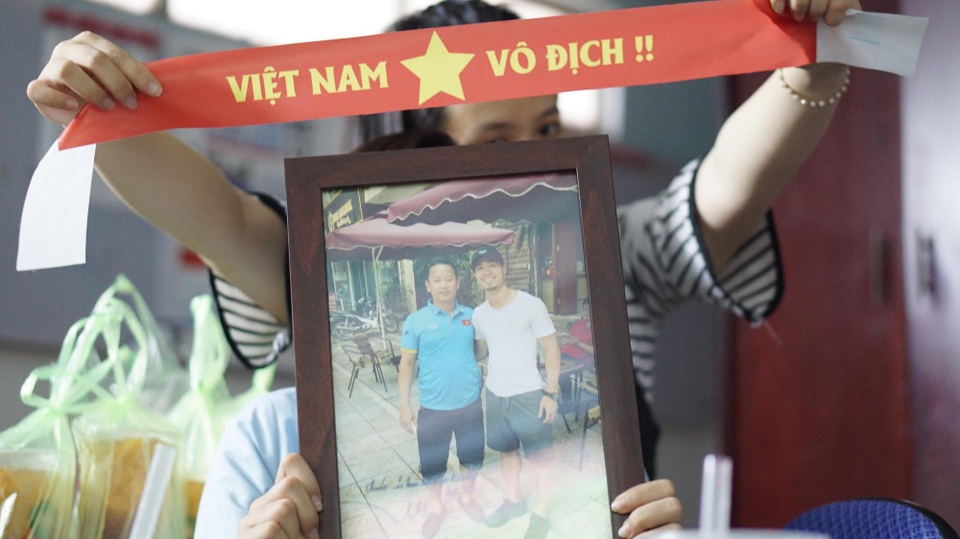 Hàng triệu người vỡ òa sau loạt đá luân lưu của U23 Việt Nam - 19
Nhân viên trường Kanata giơ băng rôn Việt Nam vô địch và ảnh của thầy Khoa chụp cùng cầu thủ Công Phượng (Ảnh: Phú Thọ)