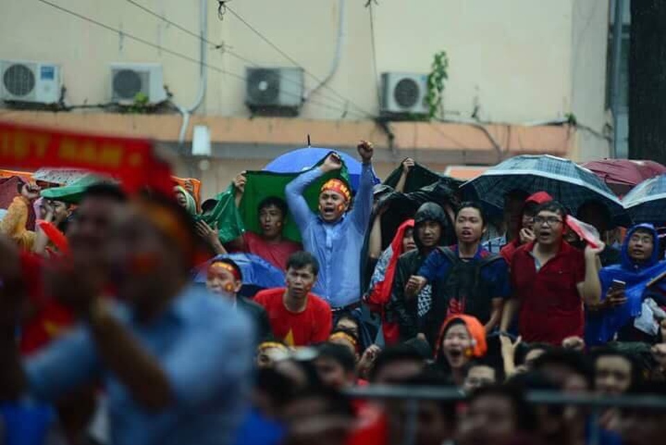 Hàng triệu người vỡ òa sau loạt đá luân lưu của U23 Việt Nam - 20
CĐV Sài Gòn đội mưa cổ vũ cho các tuyển thủ Việt Nam (Ảnh: Nguyễn Quang)