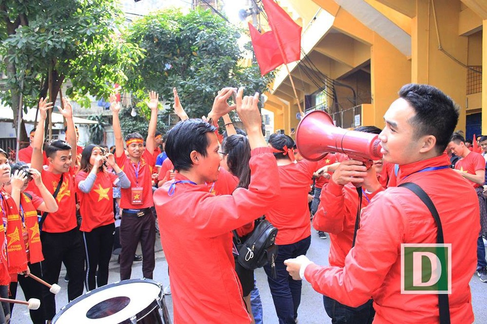Hàng triệu người vỡ òa sau loạt đá luân lưu của U23 Việt Nam - 50
Cờ, áo, băng rôn, loa, trống... tất cả đã sẵn sàng (Ảnh: Trần Thanh)