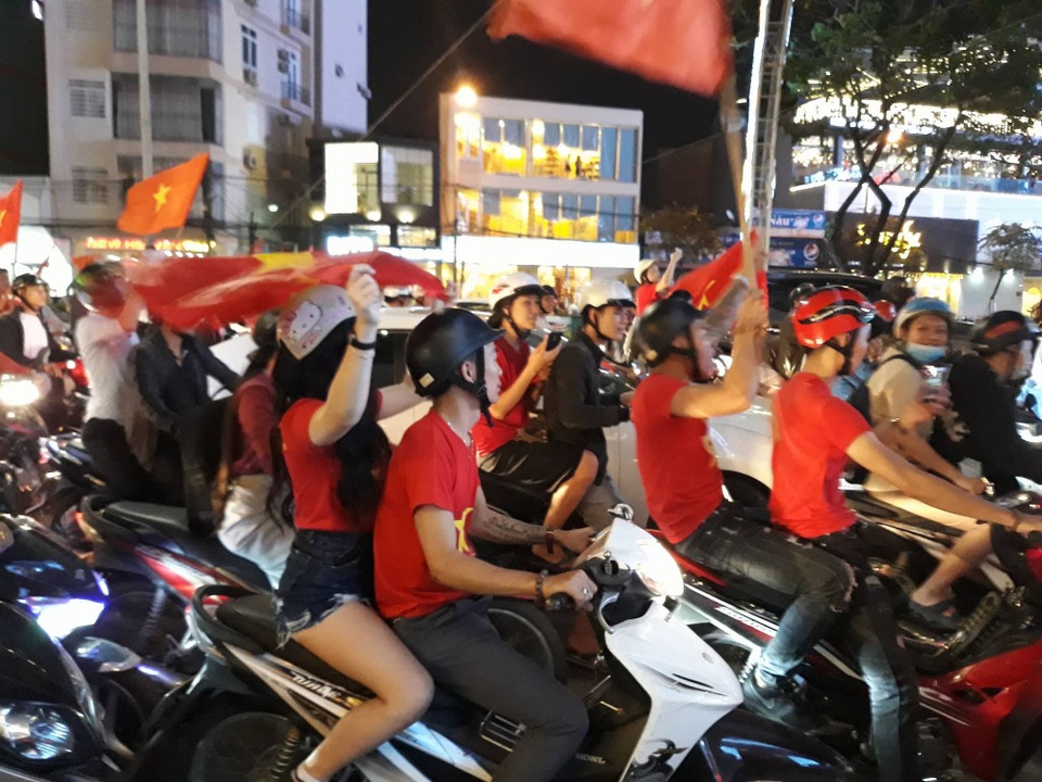 Mọi ngả đường tê liệt sau chiến thắng "không tưởng" của U23 Việt Nam - 31
Đà Nẵng... (Ảnh Khánh Hồng)