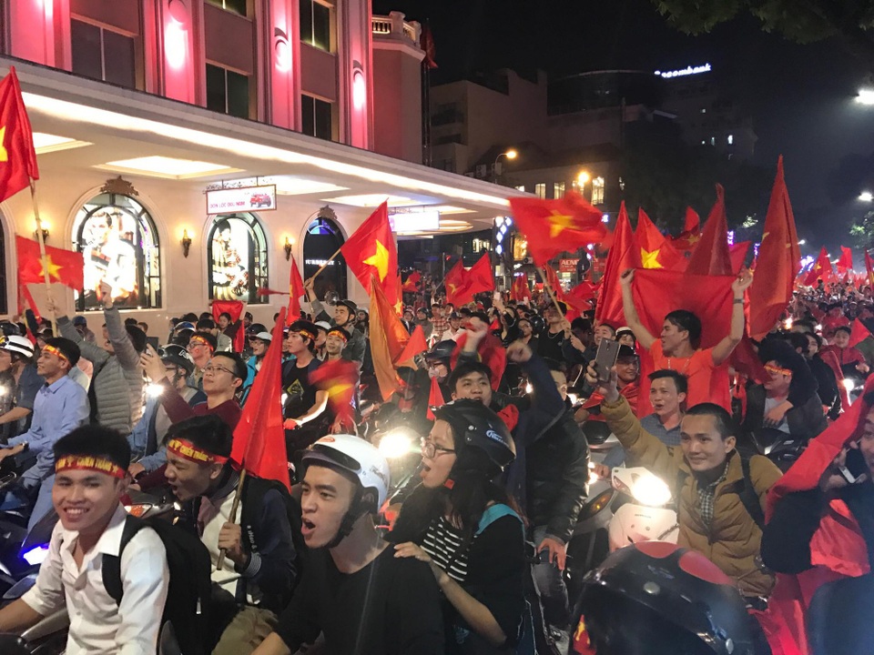 Mọi ngả đường tê liệt sau chiến thắng "không tưởng" của U23 Việt Nam - 23
Phố Hàng Bài - Hà Nội (Ảnh: Toàn Vũ)