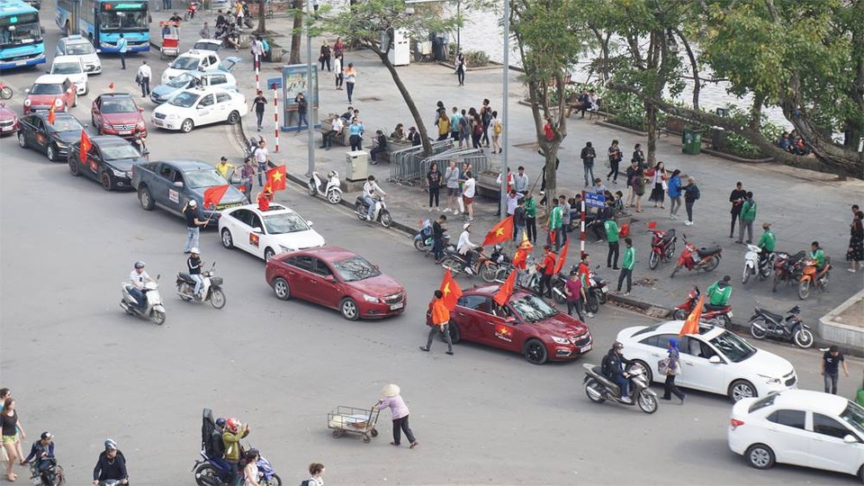 Hàng triệu người vỡ òa sau loạt đá luân lưu của U23 Việt Nam - 56
Hầu hết các xe đi qua khu vực Hồ Gươm đều dừng lại mua một lá cờ. (Ảnh: Nguyễn Dương)